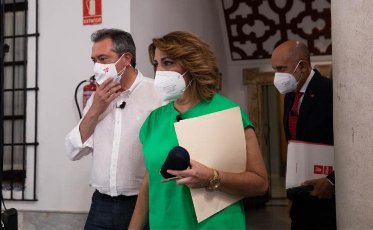 Susana Díaz( i), Juan Espadas (c) posan antes del debate de las primarias del PSOE 