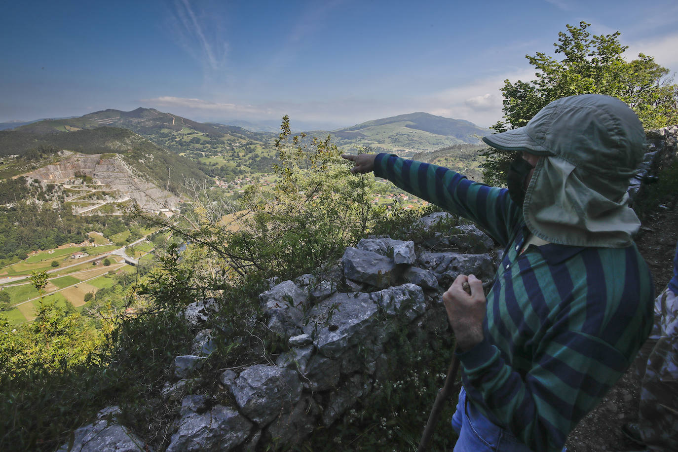 Una trinchera defensiva en lo alto del Monte Castillo.