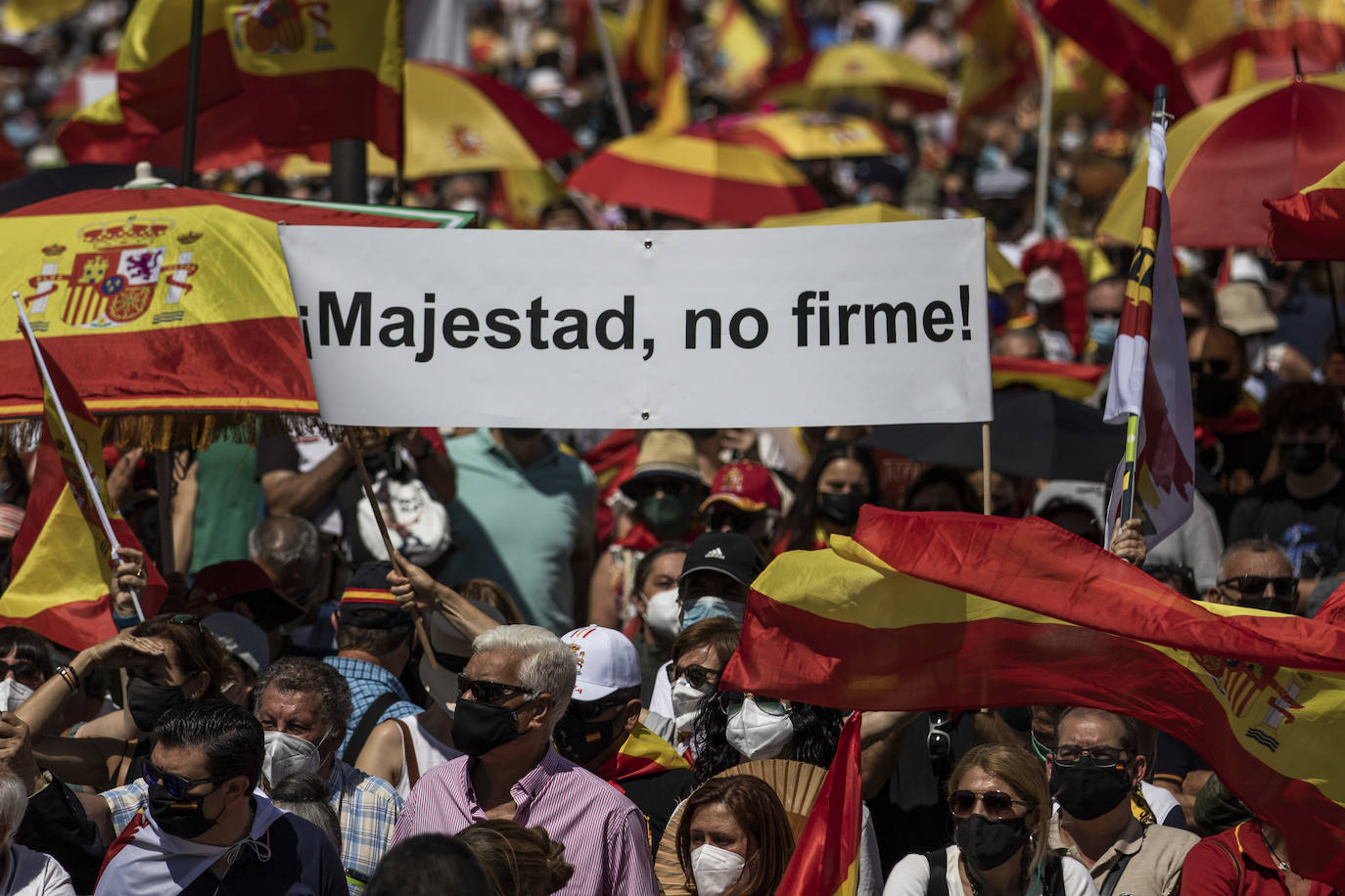 Varias personas despliegan una bandera durante la concentración apelando a Felipe Vi.