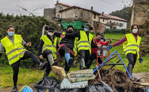 El grupo posa tras con la basura una de las recogidas de residuos.