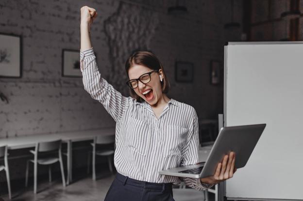 Emprendedora celebra el éxito de su proyecto 'online'.