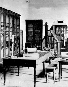 Imagen secundaria 2 - Antigua sala de dibujo (imagen superior), exalumnos junto al busto del Marqués de Manzanedo y el laboratorio de física. 