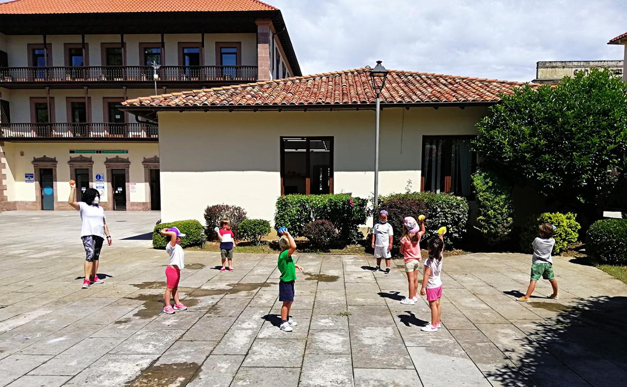 Varios niños participan en una de las actividades de la ludoteca el año pasado en Comillas. 