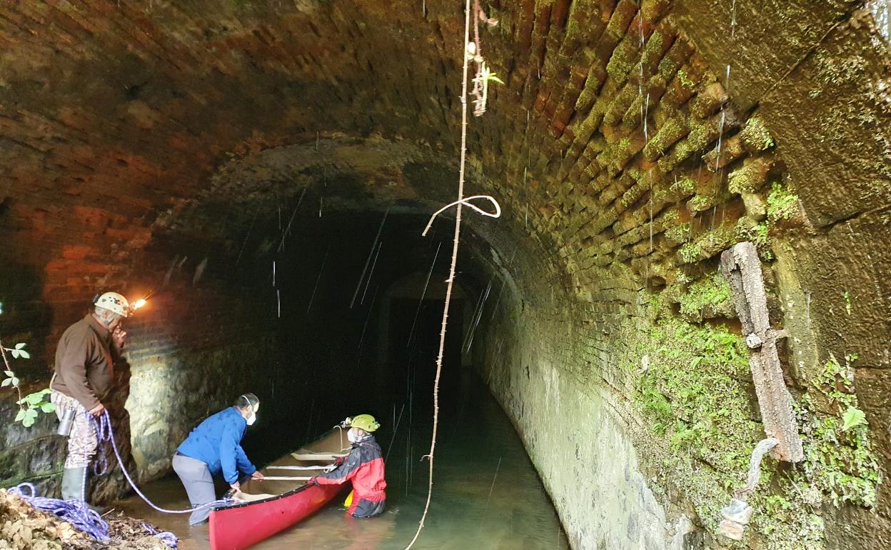 Los técnicos se adentran en el túnel de Herreros durante la visita del pasado mes de abril. 