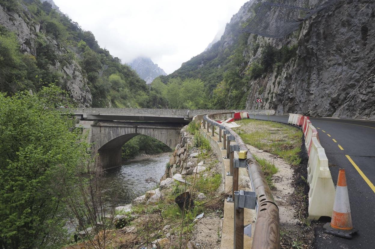 Imagen de los trabajos previos de ensanchamiento de puentes que ya se han realizado en la carretera del desfiladero de La Hermida.