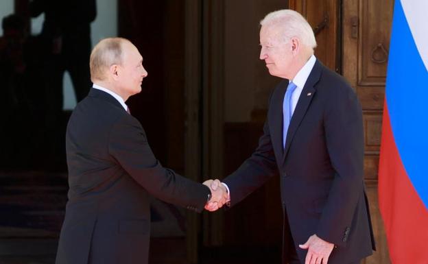 Biden tiende la mano a Putin.