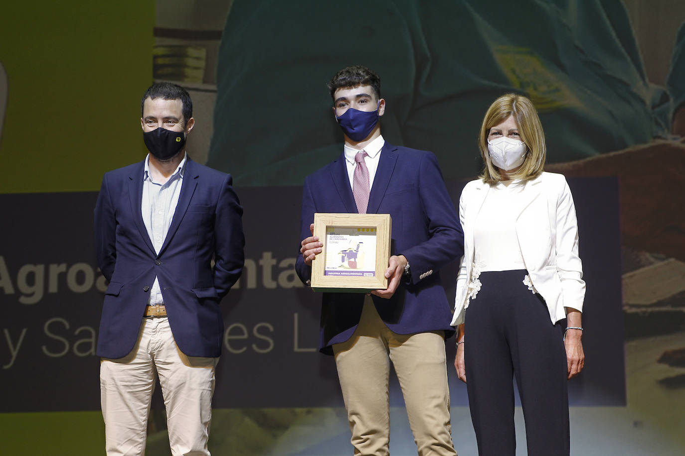 El Diario Montañés ha rendido su homenaje anual al sector agroalimentario, considerado esencial durante la pandemia, por lo que el reconocimiento está este año más que justificado. Más aún. El Teatro Concha Espina de Torrelavega acogió la gala de entrega de los Premios Alimentos de Cantabria, que en su sexta edición recayeron en seis destacados productores de la región: Conservas y Salazones Linda Playa, Granja Quesería El Pendo, Barquillos y Galletas Tanis, Ampros Depersonas, Conservas Codesa y el chef Toni González. El premio extraordinario de la organización y el jurado fue para el también cocinero Nacho Basurto, fallecido el pasado mes de diciembre.