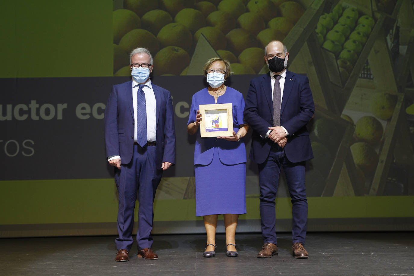 El Diario Montañés ha rendido su homenaje anual al sector agroalimentario, considerado esencial durante la pandemia, por lo que el reconocimiento está este año más que justificado. Más aún. El Teatro Concha Espina de Torrelavega acogió la gala de entrega de los Premios Alimentos de Cantabria, que en su sexta edición recayeron en seis destacados productores de la región: Conservas y Salazones Linda Playa, Granja Quesería El Pendo, Barquillos y Galletas Tanis, Ampros Depersonas, Conservas Codesa y el chef Toni González. El premio extraordinario de la organización y el jurado fue para el también cocinero Nacho Basurto, fallecido el pasado mes de diciembre.