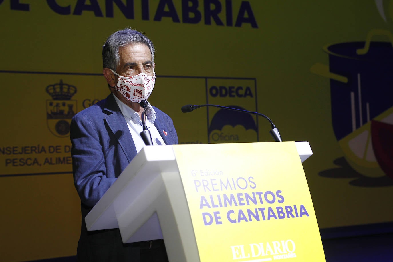 El Diario Montañés ha rendido su homenaje anual al sector agroalimentario, considerado esencial durante la pandemia, por lo que el reconocimiento está este año más que justificado. Más aún. El Teatro Concha Espina de Torrelavega acogió la gala de entrega de los Premios Alimentos de Cantabria, que en su sexta edición recayeron en seis destacados productores de la región: Conservas y Salazones Linda Playa, Granja Quesería El Pendo, Barquillos y Galletas Tanis, Ampros Depersonas, Conservas Codesa y el chef Toni González. El premio extraordinario de la organización y el jurado fue para el también cocinero Nacho Basurto, fallecido el pasado mes de diciembre.