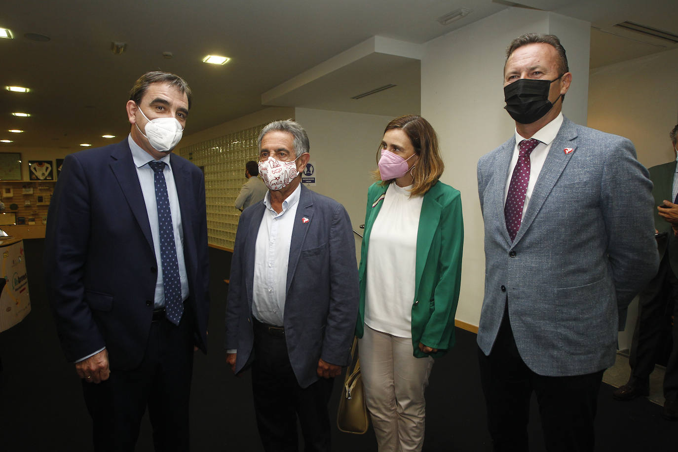 El Diario Montañés ha rendido su homenaje anual al sector agroalimentario, considerado esencial durante la pandemia, por lo que el reconocimiento está este año más que justificado. Más aún. El Teatro Concha Espina de Torrelavega acogió la gala de entrega de los Premios Alimentos de Cantabria, que en su sexta edición recayeron en seis destacados productores de la región: Conservas y Salazones Linda Playa, Granja Quesería El Pendo, Barquillos y Galletas Tanis, Ampros Depersonas, Conservas Codesa y el chef Toni González. El premio extraordinario de la organización y el jurado fue para el también cocinero Nacho Basurto, fallecido el pasado mes de diciembre.