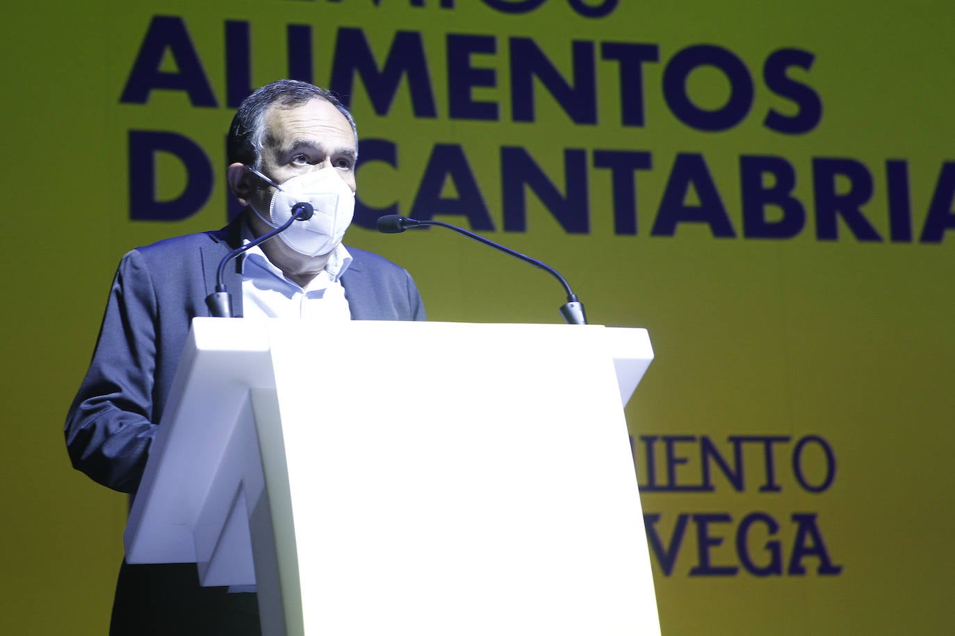 El Diario Montañés ha rendido su homenaje anual al sector agroalimentario, considerado esencial durante la pandemia, por lo que el reconocimiento está este año más que justificado. Más aún. El Teatro Concha Espina de Torrelavega acogió la gala de entrega de los Premios Alimentos de Cantabria, que en su sexta edición recayeron en seis destacados productores de la región: Conservas y Salazones Linda Playa, Granja Quesería El Pendo, Barquillos y Galletas Tanis, Ampros Depersonas, Conservas Codesa y el chef Toni González. El premio extraordinario de la organización y el jurado fue para el también cocinero Nacho Basurto, fallecido el pasado mes de diciembre.