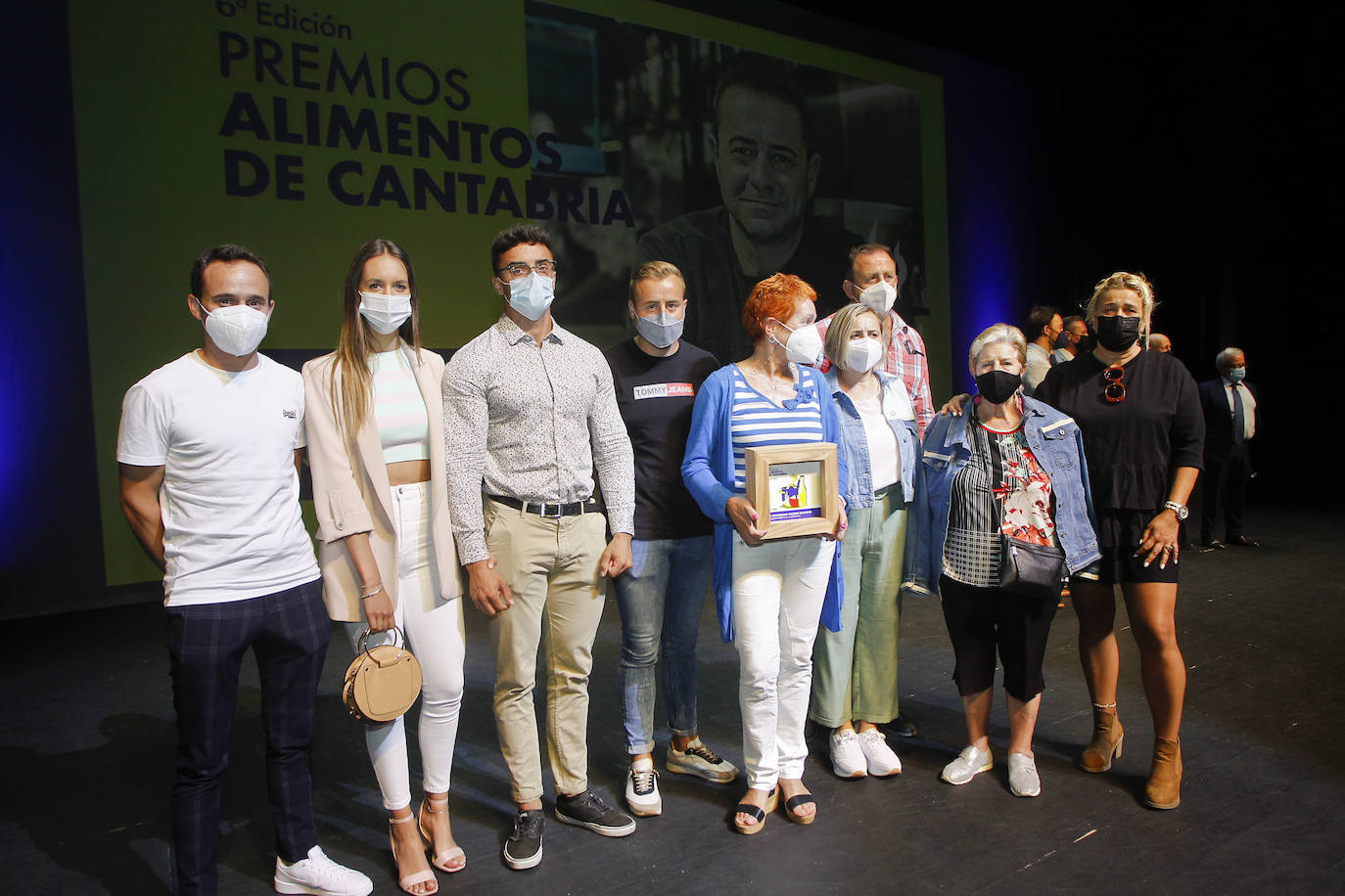 El Diario Montañés ha rendido su homenaje anual al sector agroalimentario, considerado esencial durante la pandemia, por lo que el reconocimiento está este año más que justificado. Más aún. El Teatro Concha Espina de Torrelavega acogió la gala de entrega de los Premios Alimentos de Cantabria, que en su sexta edición recayeron en seis destacados productores de la región: Conservas y Salazones Linda Playa, Granja Quesería El Pendo, Barquillos y Galletas Tanis, Ampros Depersonas, Conservas Codesa y el chef Toni González. El premio extraordinario de la organización y el jurado fue para el también cocinero Nacho Basurto, fallecido el pasado mes de diciembre.