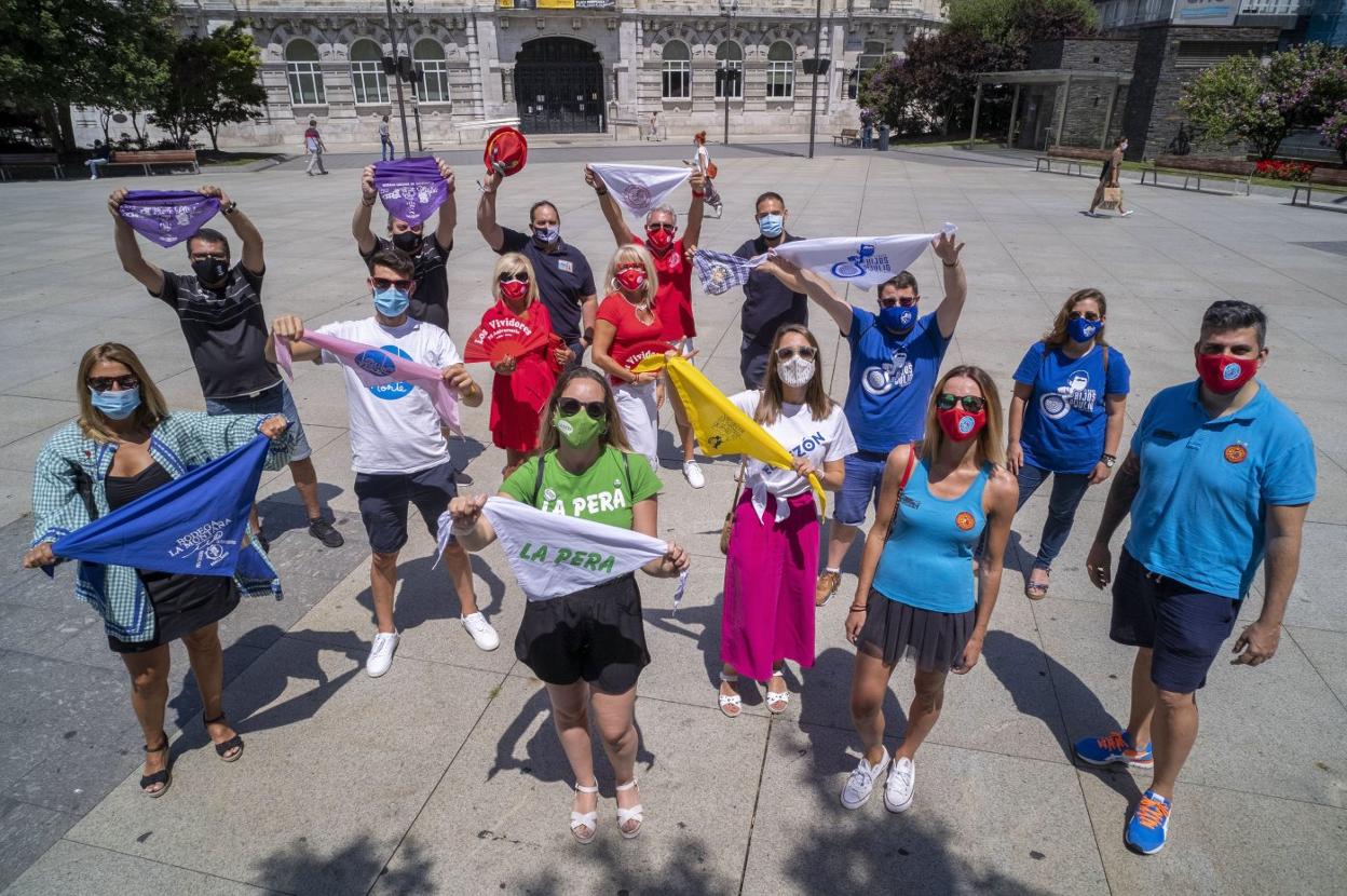 Las peñas se reunieron el año pasado de forma simbólica en el Ayuntamiento para representar el espíritu de las fiestas tras su cancelación. 