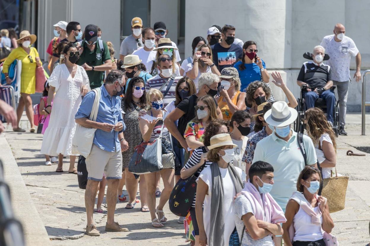 Largas colas en Santander el pasado fin de semana para embarcar en una 'pedreñera'. 