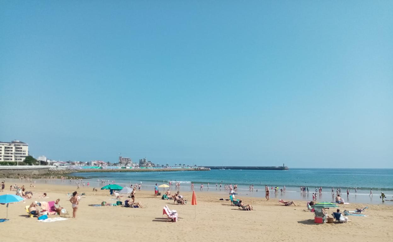 Los primeros bañistas de la temporada disfrutan de la playa de Brazomar.