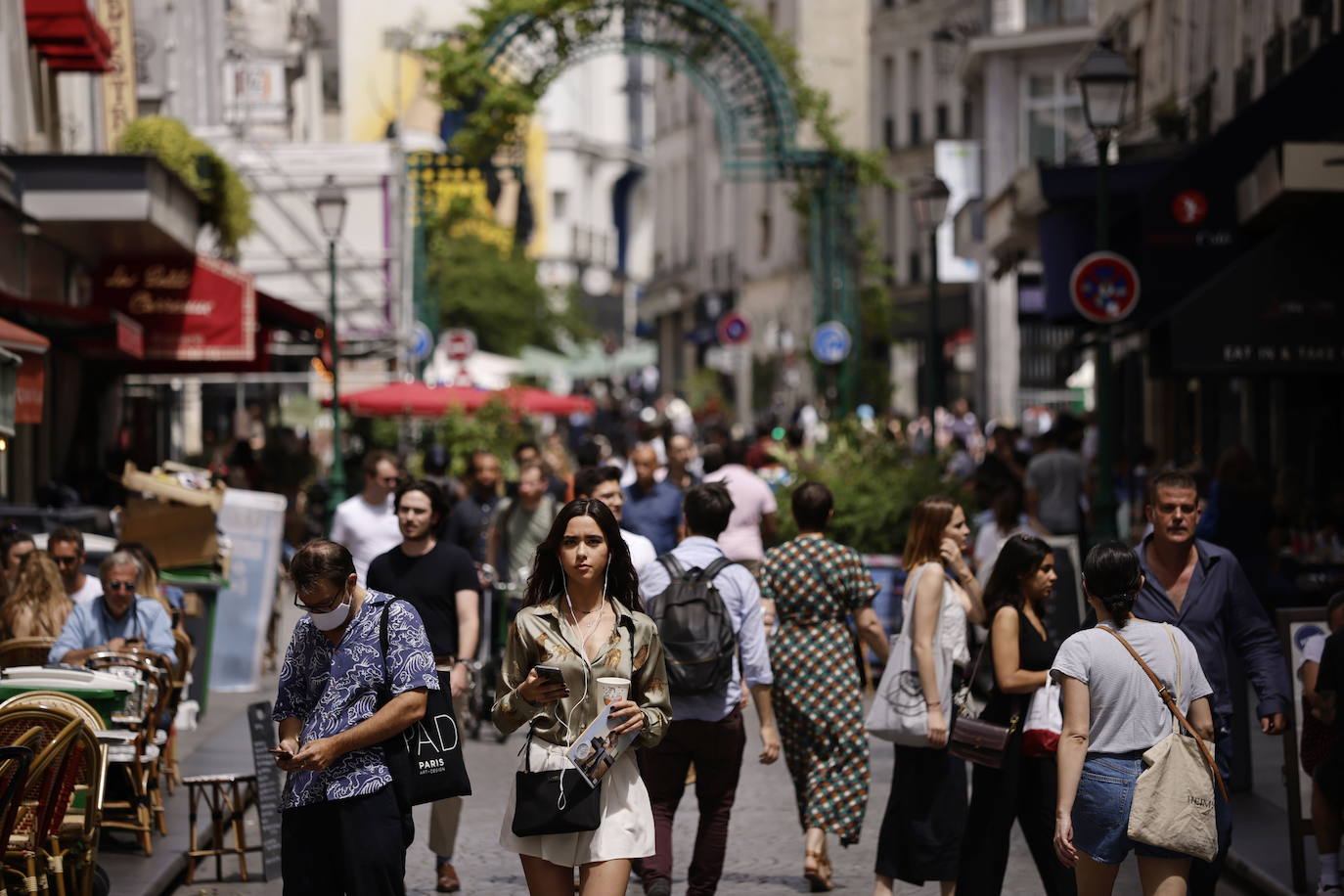 Los ciudadanos caminan sin mascarilla por las calles de París.