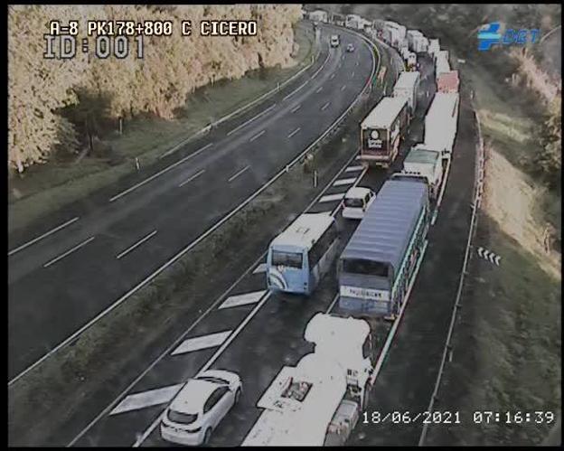 Imagen del atasco captada por las cámaras de la DGT.