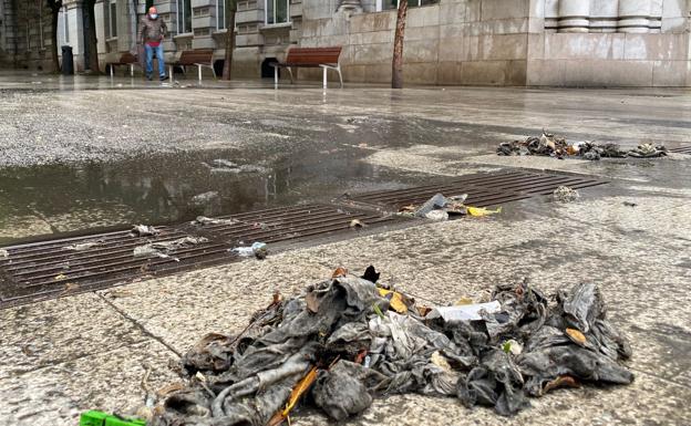 Imagen principal - Aspecto de cómo han quedado algunas de las calles del centro de la ciudad después de colapsar las alcantarillas.