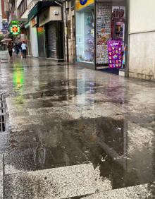 Imagen secundaria 2 - Aspecto de cómo han quedado algunas de las calles del centro de la ciudad después de colapsar las alcantarillas.