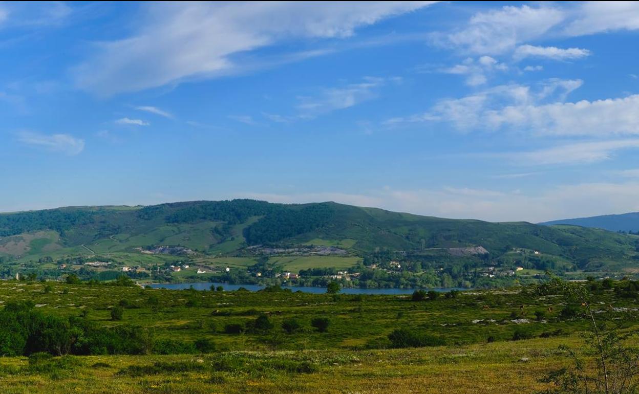 Parte del cordal en el que se instalarían los eólicos, con el pantano del Ebro debajo y varios núcleos de Las Rozas de Valdearroyo