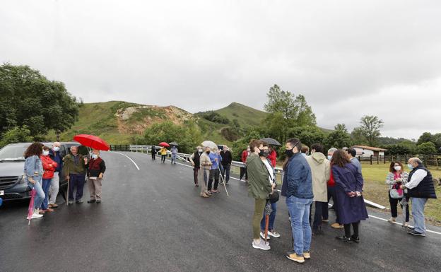 Imagen principal - Inaugurado el nuevo puente de Ruente a Monte Aa, que garantiza el paso de los vecinos