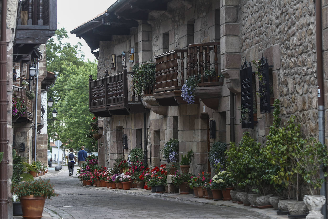 El Jurado de Pueblo de Cantabria ha elegido este año a esta localidad de Cartes por ser la que «mejor» se ha adaptado a los objetivos del proyecto, por la «calidad» de su propuesta y el por «interés» del Ayuntamiento y sus vecinos, que han salido a la calle a celebrar el reconocimiento