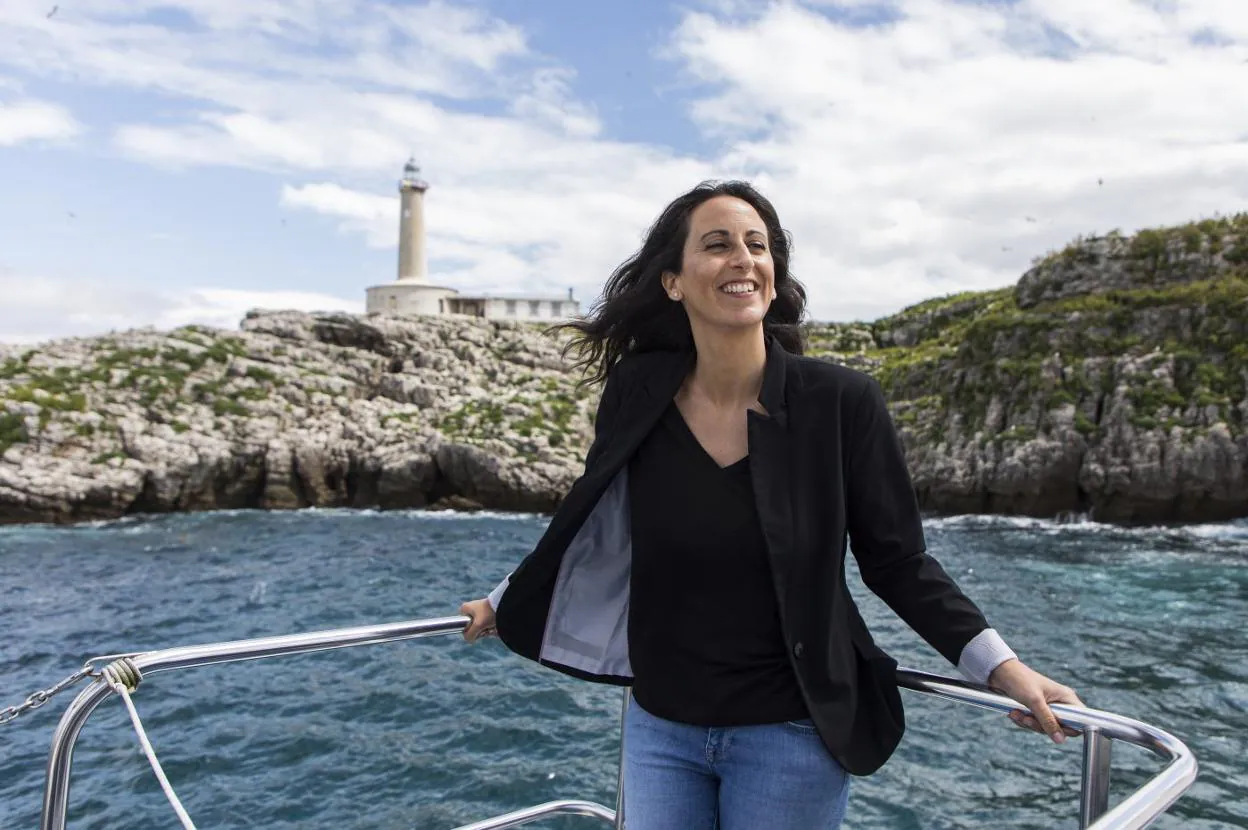 María Oruña presentó su libro ayer en la bahía santanderina, escenario de una nueva entrega de la serie 'Puerto escondido'