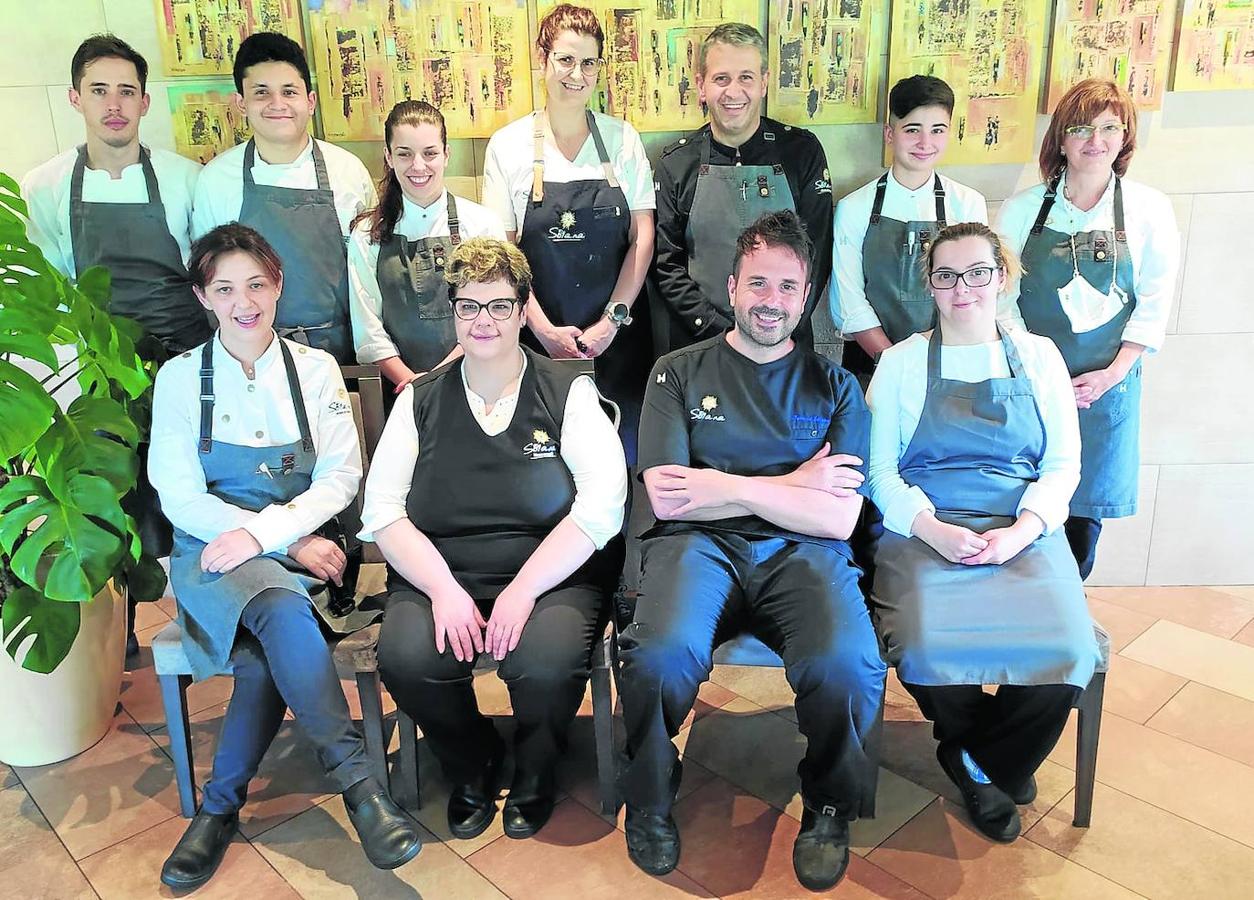 Ignacio Solana se ha ganado un cartel y un prestigio como cocinero a nivel nacional en la última década que proyecta su cocina, la de Cantabria, allá donde participa. Y no solo por el campeonato del mundo que consiguió con su espectacular croqueta en Madrid Fusión en 2017. Tiene capacidad de liderazgo y es el referente del restaurante, pero nunca se olvida del equipo. Cuida a quienes le rodean en el quehacer diario entre los fogones, valora su trabajo y su compromiso, enseña a quienes vienen a iniciarse en la profesión, aunque luego, metidos en faena, sea exigente para conseguir la excelencia que a diario desea un cocinero con este status. Alrededor de los fuegos de la cocina su mano derecha es Cristina Fernández, escudera fiel y persona de la familia. 