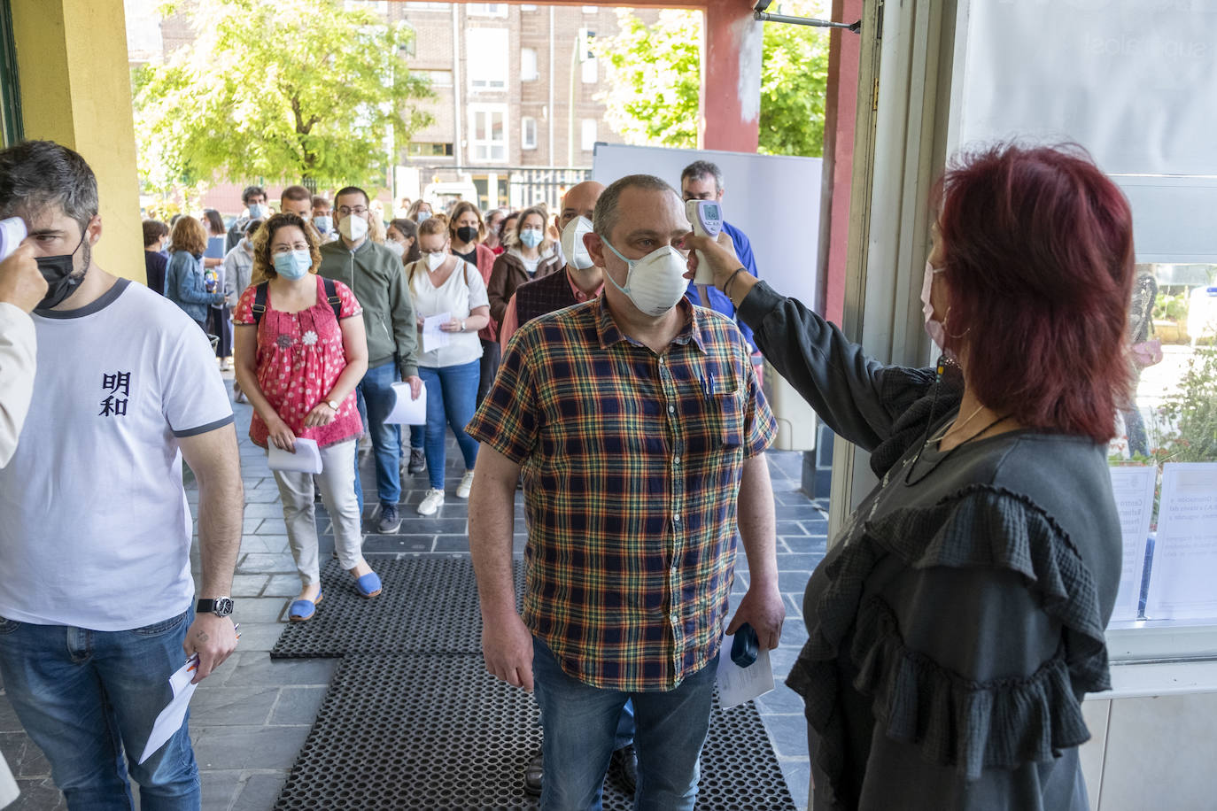 Imágenes de esta mañana en una de las sedes en las que se desarrollan estos exámenes, en el IES La Albericia.