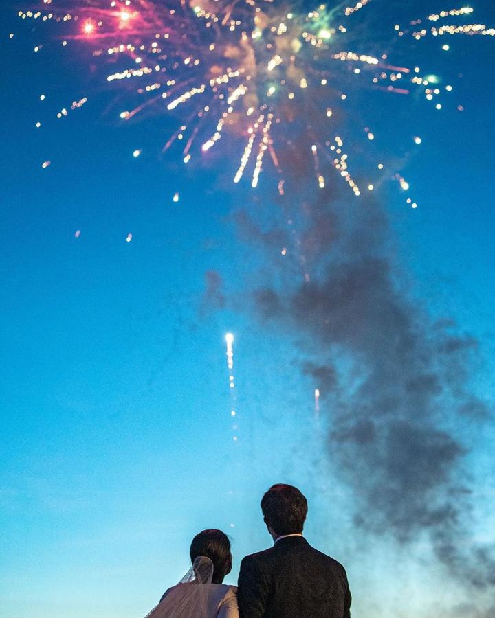 Los fuegos artificiales sorprendieron a todos los invitados.