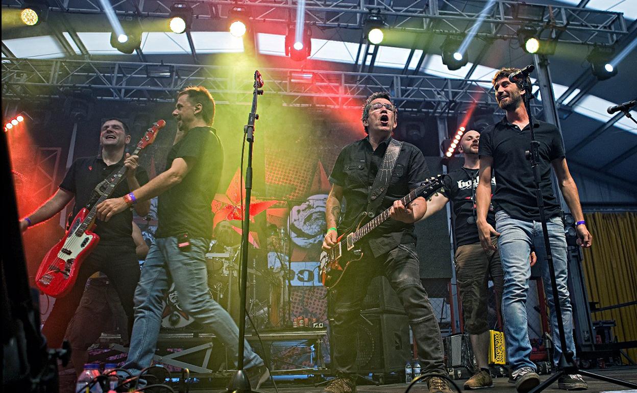 El grupo Boicot actúa en el Beltane Fest del año 2019. 