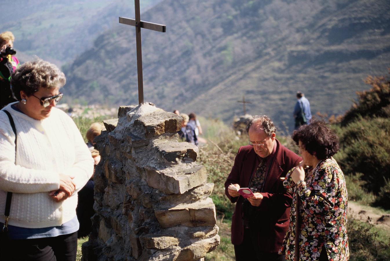 10.000 personas se dieron cita en Garabandal el 13 de abril de 1995 a la espera de un milagro, primero anunciado y luego desmentido, que finalmente no se produjo.