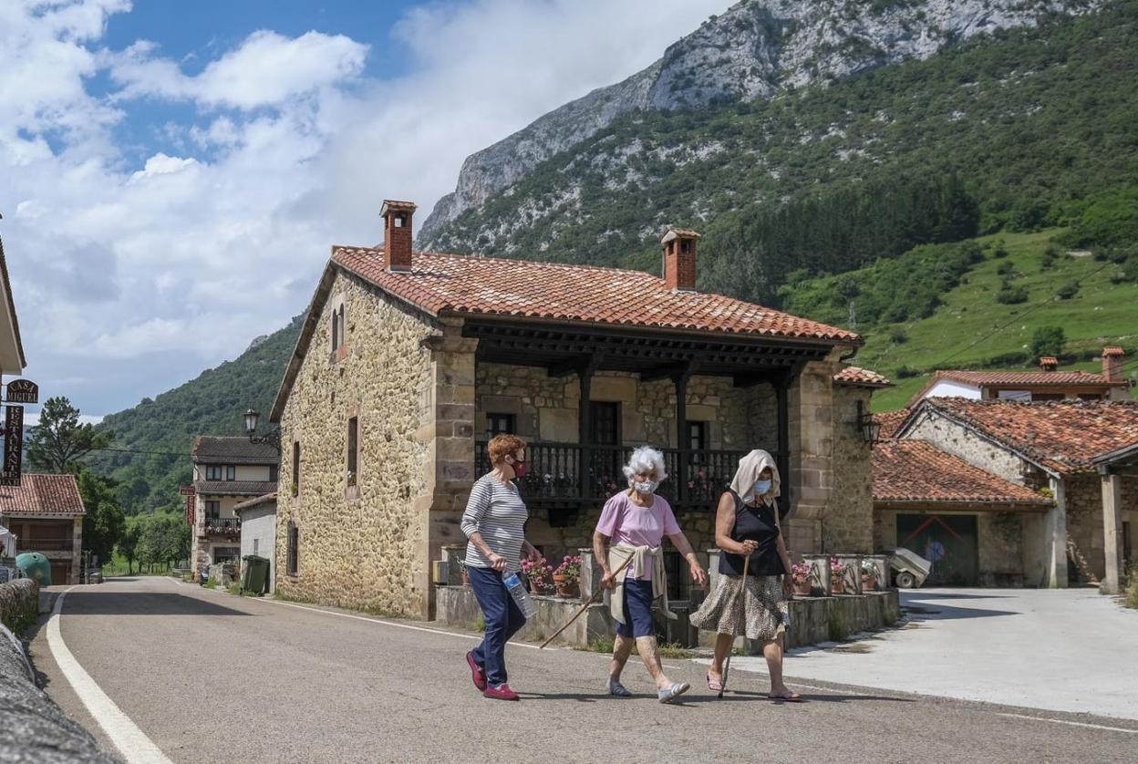 Unas vecinas de Quintanilla, de paseo por el pueblo a las cinco de la tarde. 