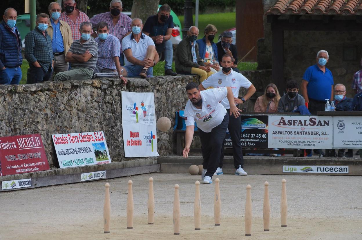 David Cianca birla en el partido de ayer para San Jorge. Tras él, Fran Rucandio. 