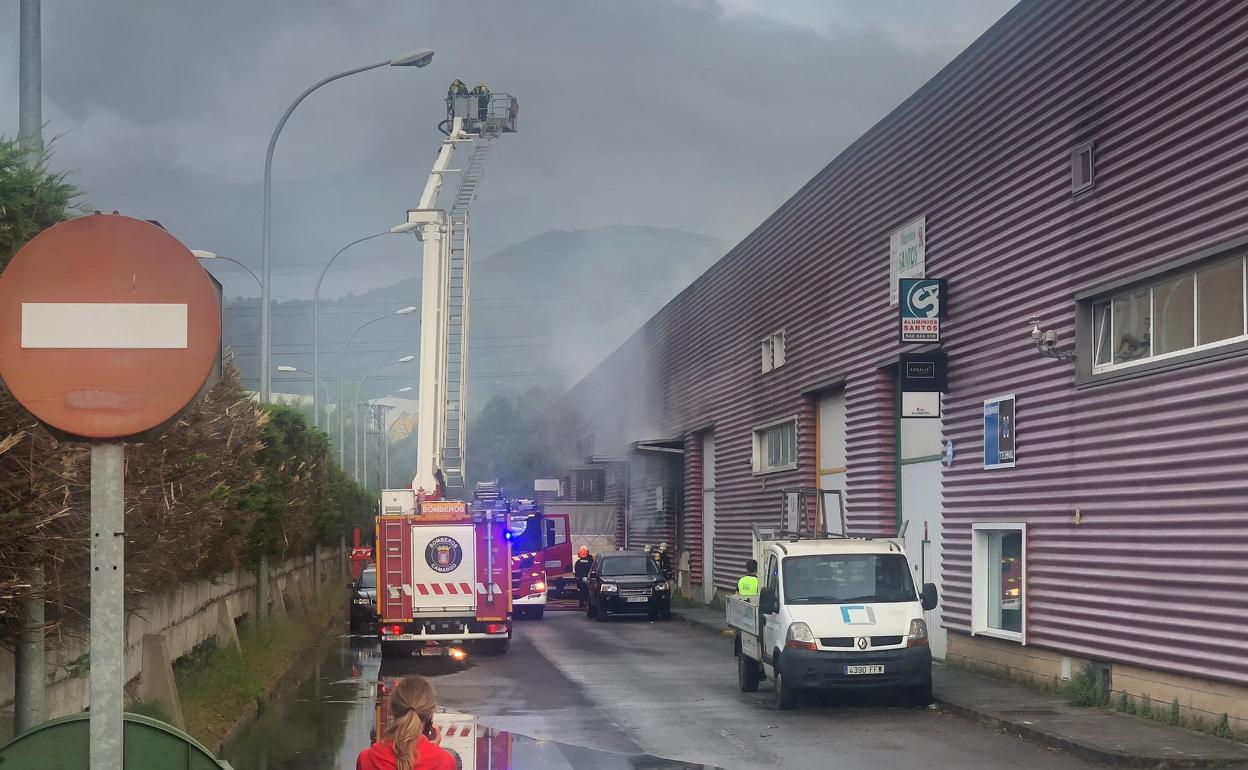 Los bomberos emplearon varias horas en apagar el incendio originado en una nave del polígono de Guarnizo.