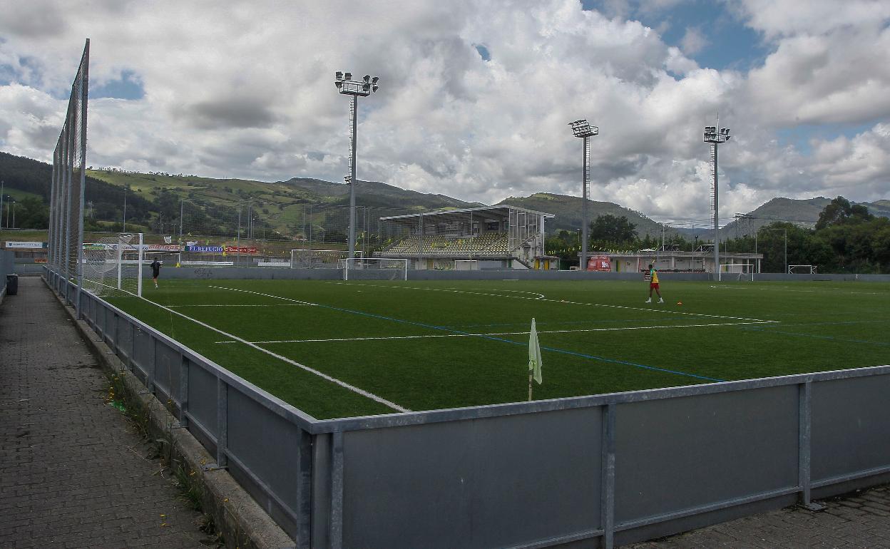 Recinto deportivo de Santa Ana, en Tanos, donde el Ayuntamiento ha propuesto construir las piscinas de verano