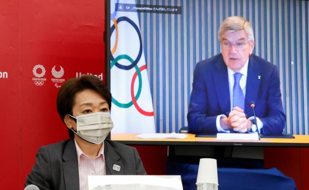 La presidenta de Tokio 2020, Seiko Hashimoto, y el presidente del COI, Thomas Bach.