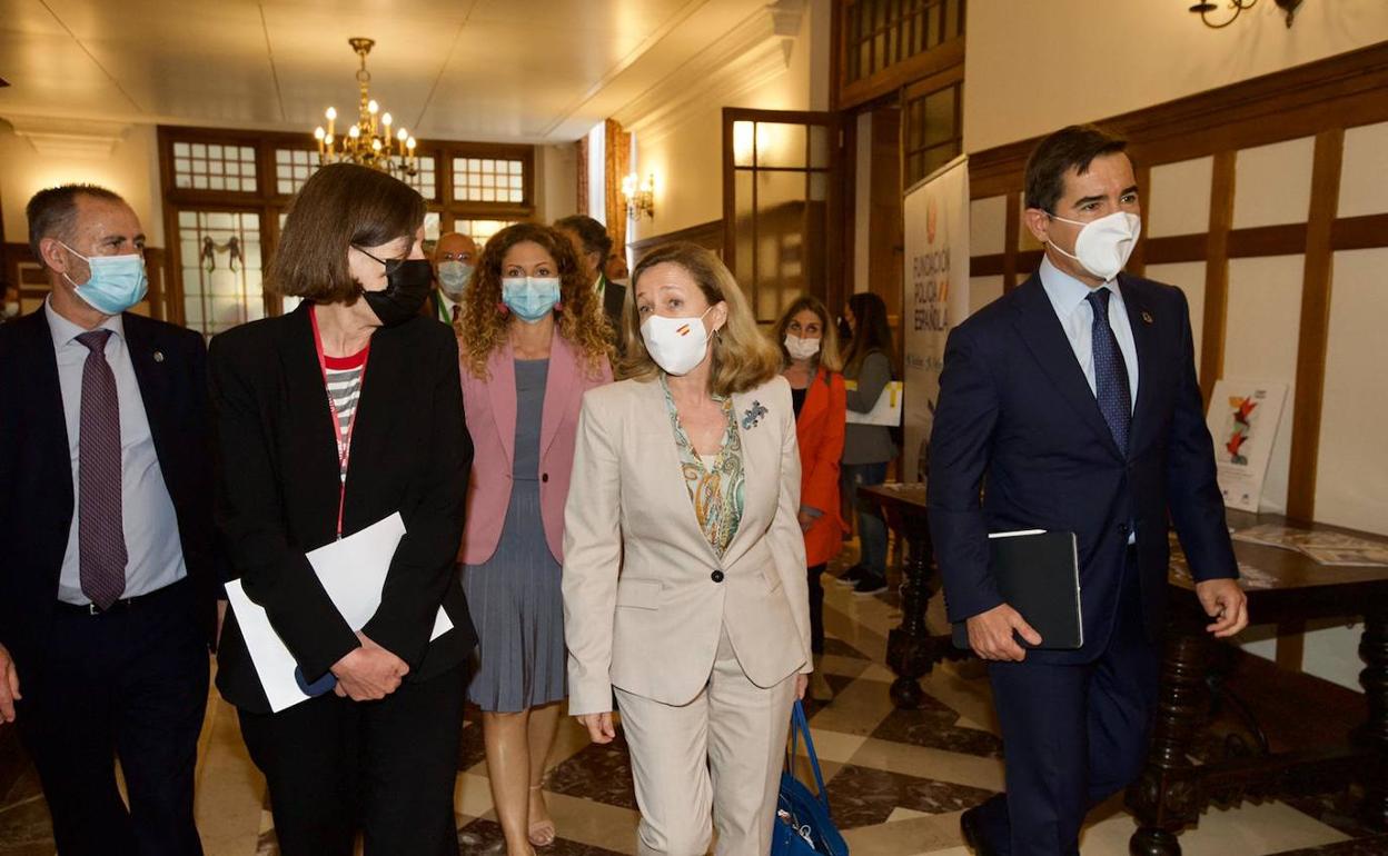 La ministra Nadia Calviño, este lunes, en Santander, junto a la rectora de la UIMP, María Luz Morán y el presidente del BBVA, Carlos Torres