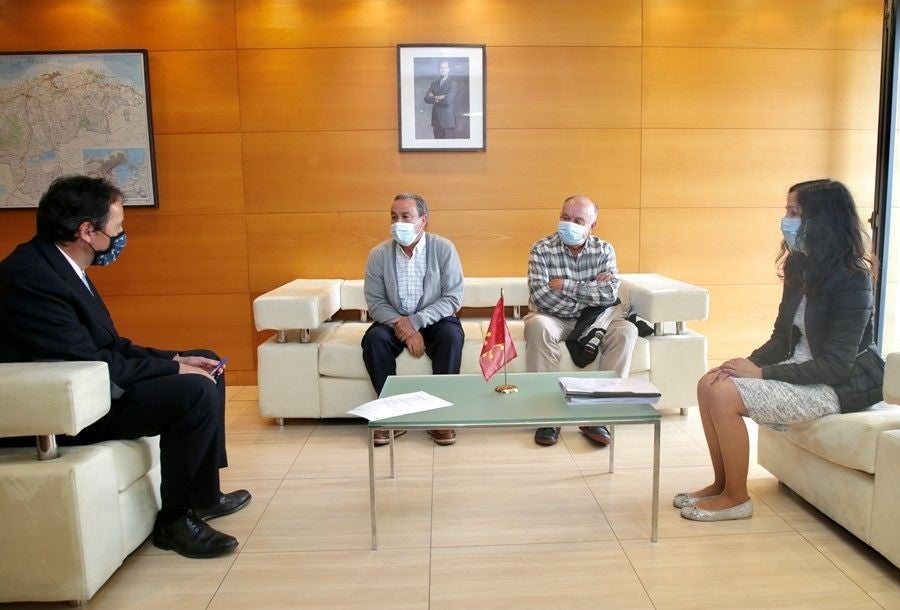 El consejero de Obras Públicas, Ordenación del Territorio y Urbanismo, José Luis Gochicoa, se reúne con representantes de la Asociación La Pozona de Miengo.