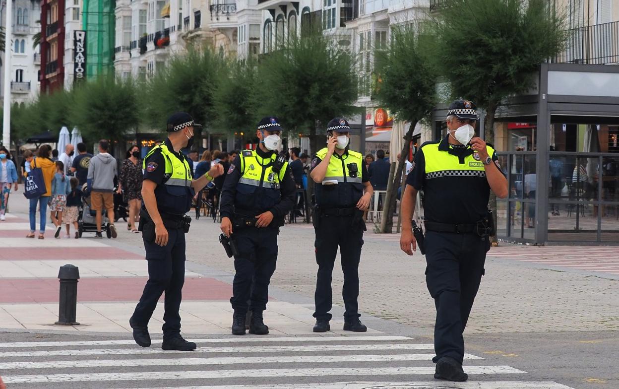 Agentes de la Policía Local de Castro Urdiales, patrullando la localidad. 