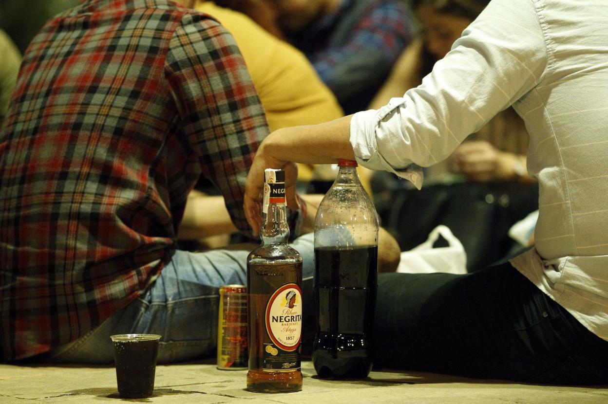 Imagen de dos jóvenes de espaldas haciendo botellón. Irene Marsilla