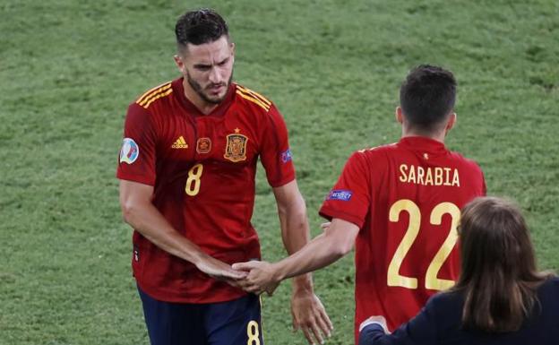 Koke abandona el terreno de juego durante el España-Polonia.