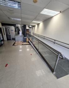 Imagen secundaria 2 - Vestuarios, baños y rampa de acceso del polideportivo.