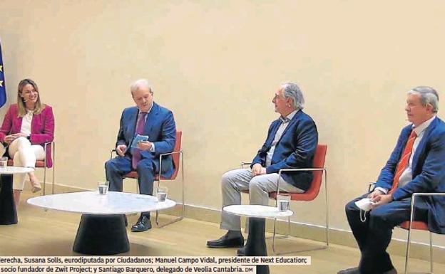 De izquierda a derecha, Susana Solís, eurodiputada por Ciudadanos; Manuel Campo Vidal, presidente de Next Education; Jorge F. Caleya, socio fundador de Zwit Project; y Santiago Barquero, delegado de Veolia Cantabria.