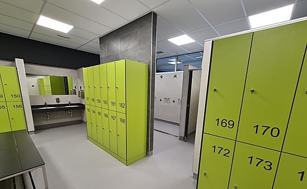 Imagen principal - Vestuarios, baños y rampa de acceso del polideportivo.