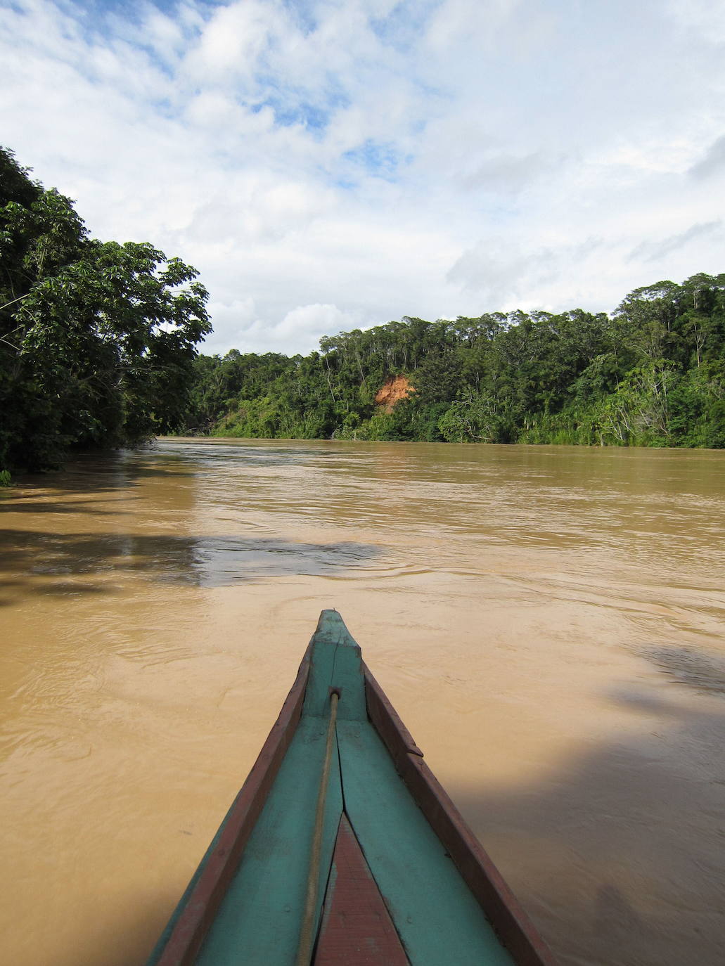 Río Amazonas: con sus 6.400 kilómetros este río es considerado el río más largo y caudaloso del mundo. Se encuentra mayoritariamente en Brasil pero también atraviesa Perú, Bolivia y Colombia. Además es considerado uno de los más peligrosos del mundo por las constantes inundaciones y sobre todo porque en él vive la variedad de fauna más peligrosa del mundo.