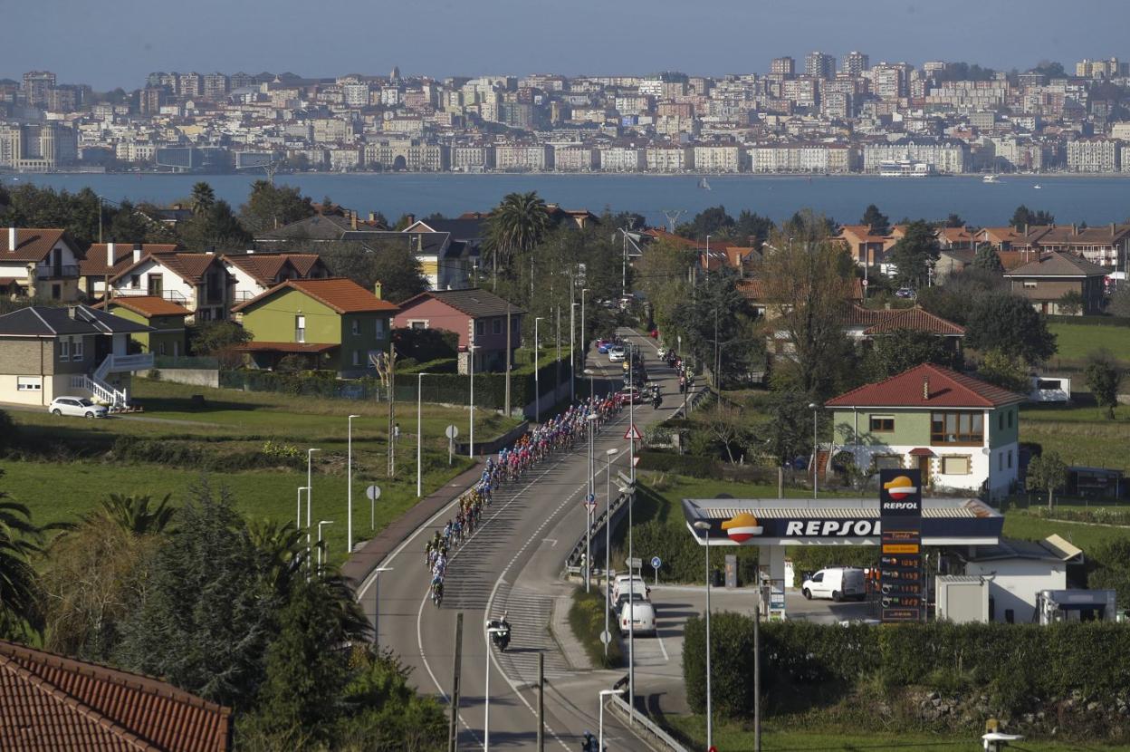 Imagen desde lo alto del pelotón de la Vuelta durante 2020. 