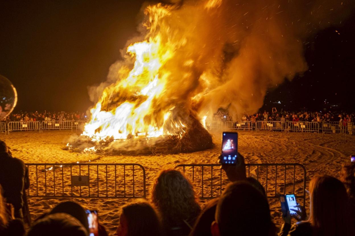 La última hoguera de la celebración de San Juan en la playa de El Sardinero ardió en el año 2019. 