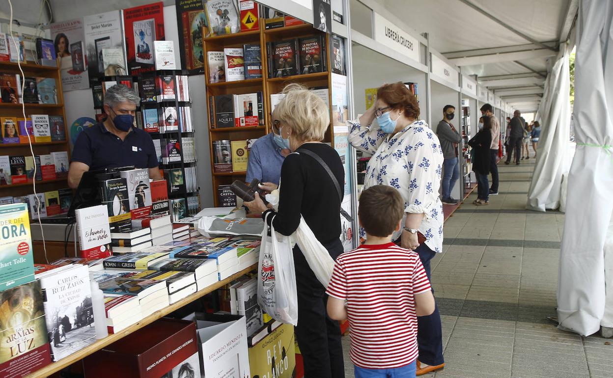 a primera jornada de la Feria fue muy animada y fueron muchos los torrelaveguenses los que se acercaron al recinto para ver y adquirir los libros expuestos.