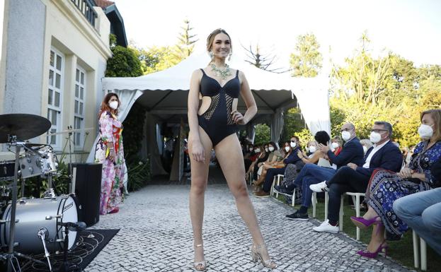 Galería. Una de las modelos que participó este jueves en el desfile solidario.